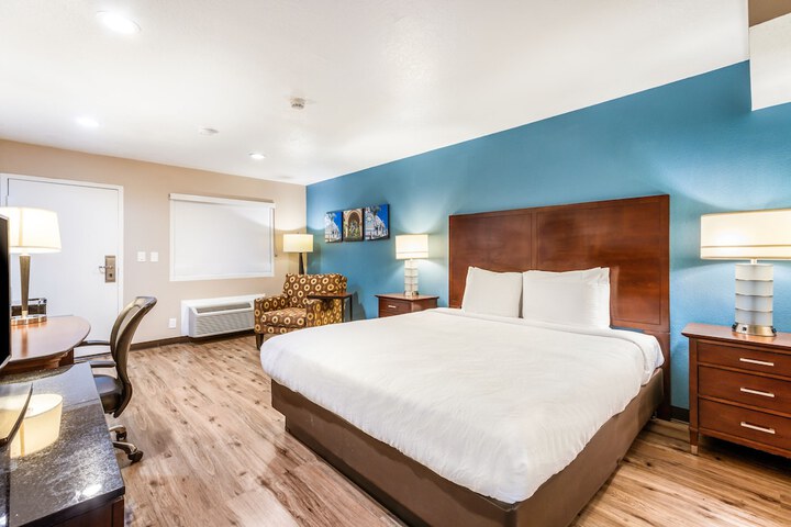 1 King Bed Accessible (3 of 10)