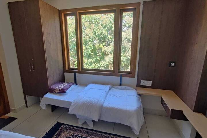 Room 9 of 18
