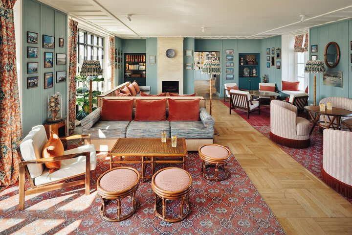 Lounge 36 of 45