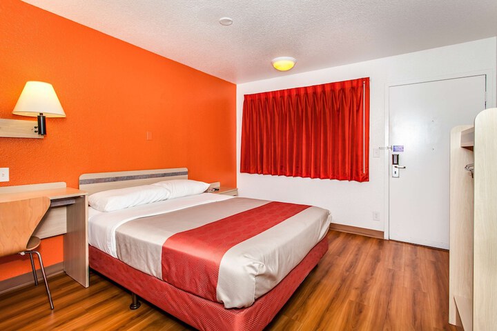 1 Queen Bed (1 of 11)