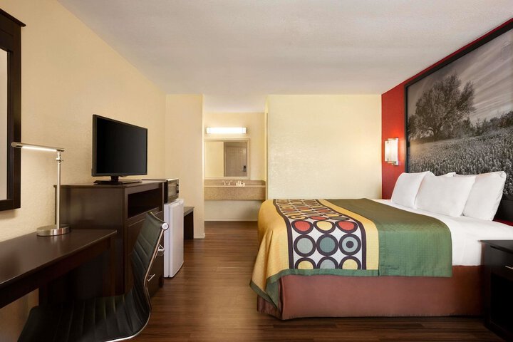 1 King Bed (3 of 10)