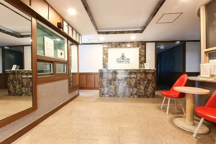 Room 2 of 10