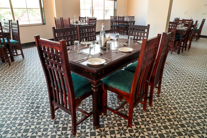 Dining 4 of 9