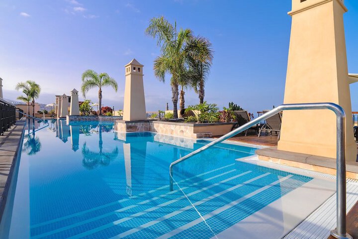 Hotel with Pool