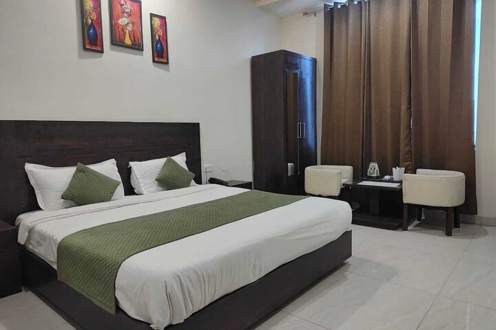 Room 5 of 32