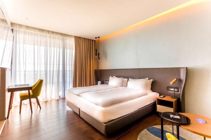 Room 43 of 165