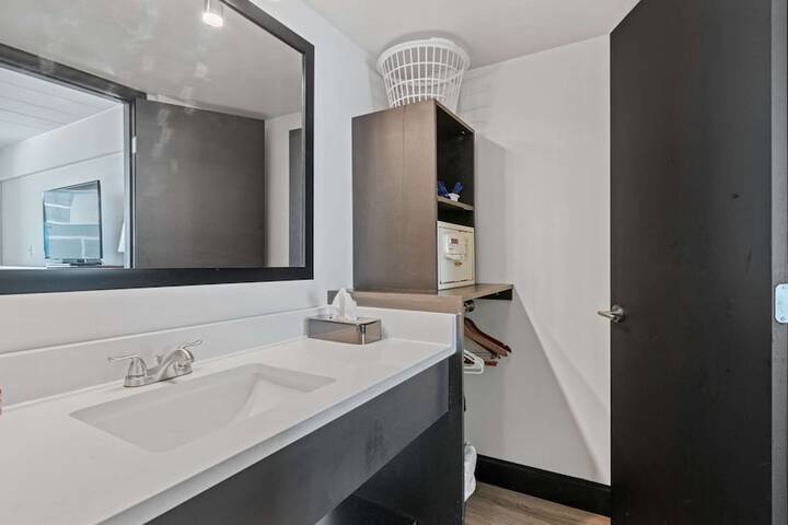 1 King Bed Microwave and Refrigerator Flat Screen Television Work Desk High Speed Internet Accessible Continental Breakfast (4 of 10)