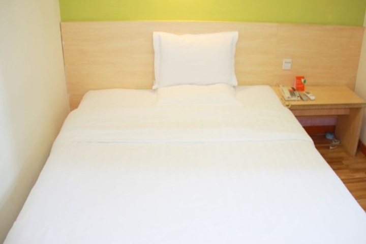 Room 4 of 8