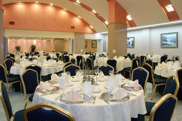 Ballroom/Hall 18 of 22