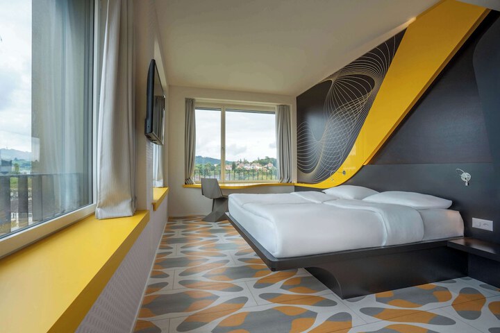 Room 13 of 87