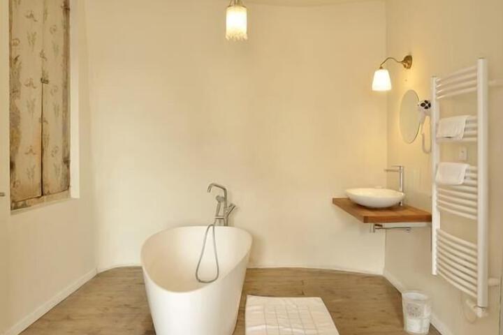 Room 2 of 10