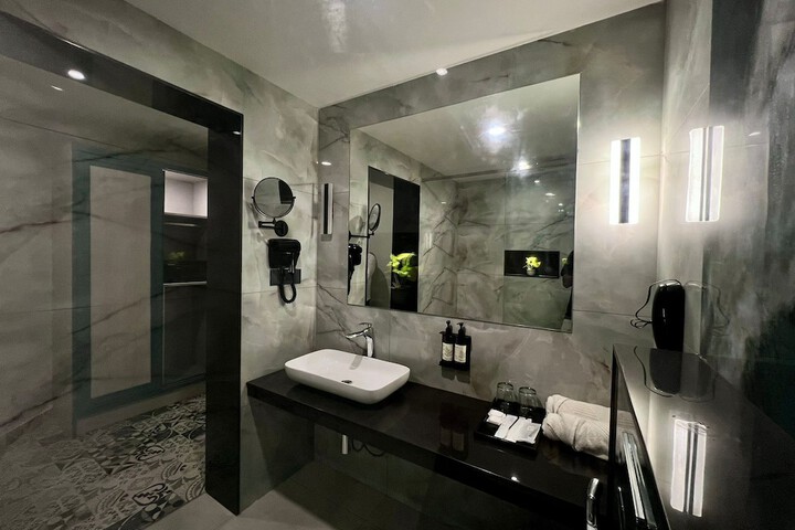 Room 34 of 38