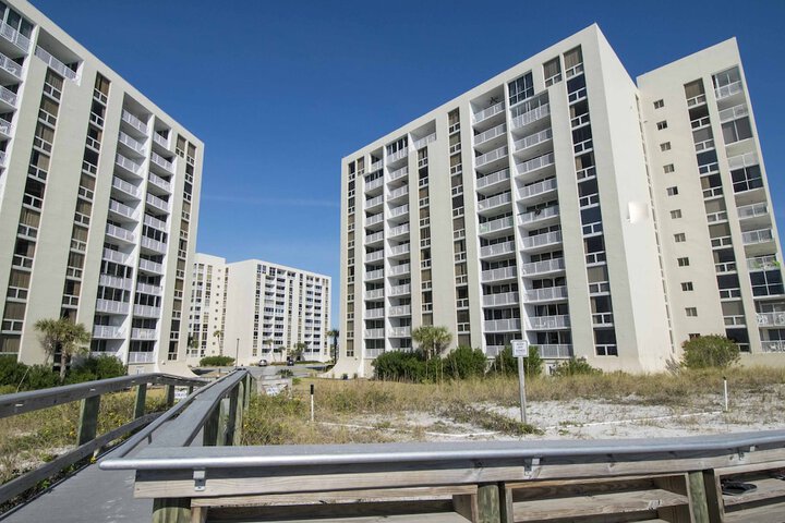 Exterior of Shoreline Towers by Southern Vacation Rentals