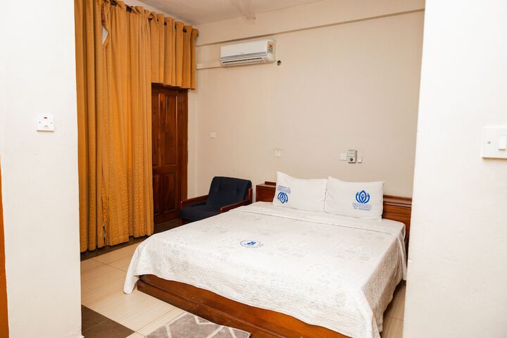 Room 8 of 12