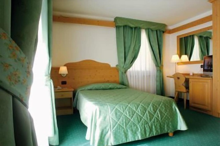 Room 6 of 34