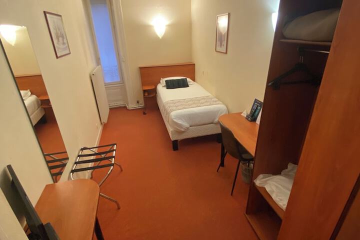 Room 9 of 33