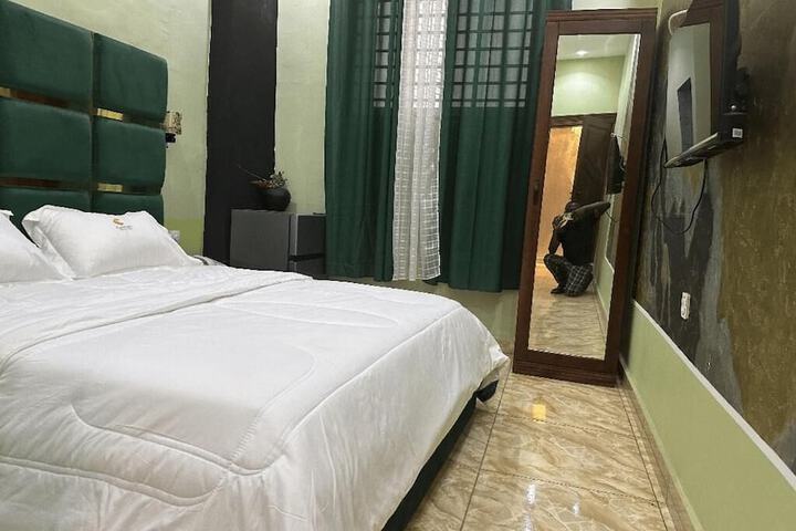 Room 6 of 11