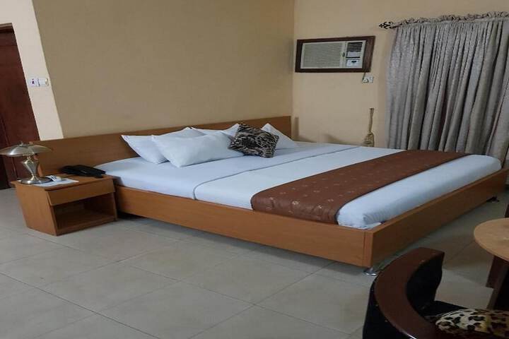 Room 28 of 65