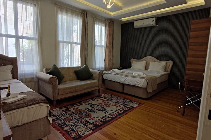Room 33 of 104