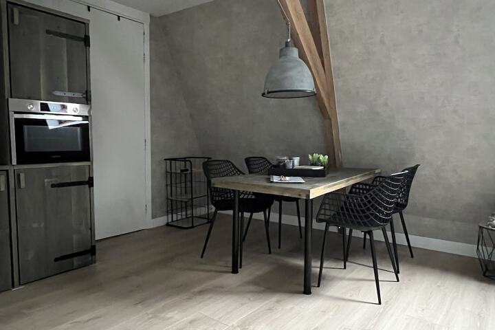 Room 4 of 33