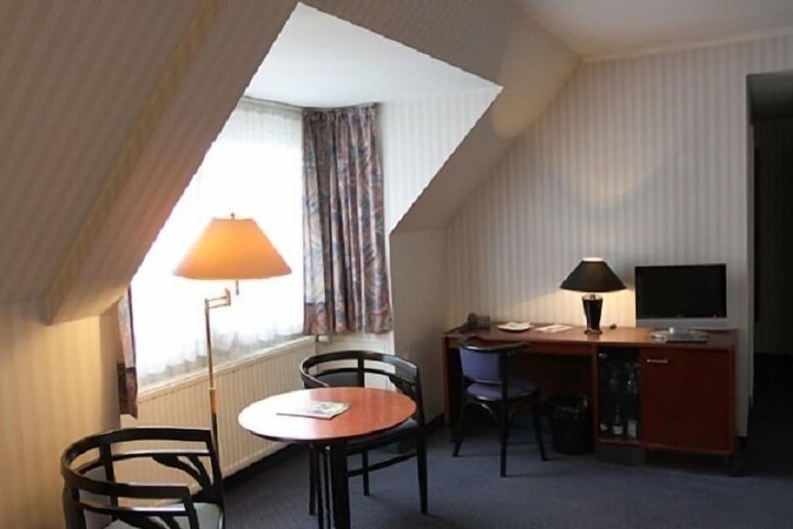 Room 10 of 16