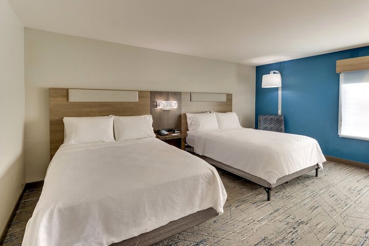 2 Queen Beds (1 of 14)