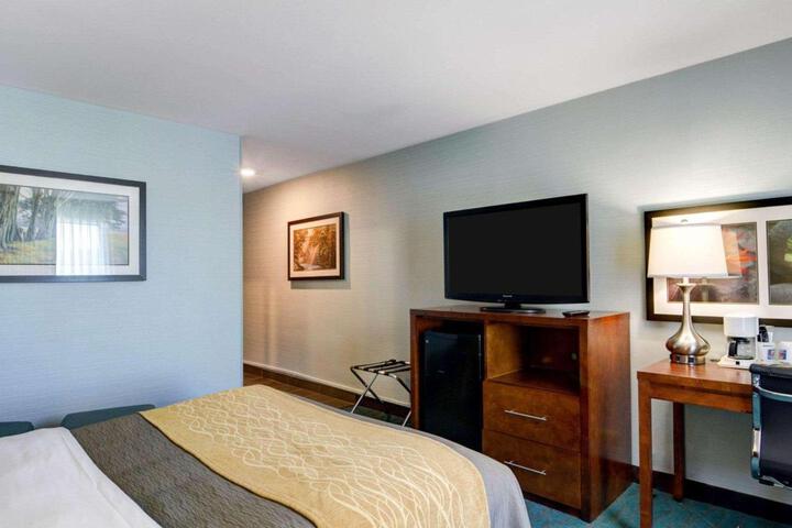 1 Queen Bed (2 of 20)