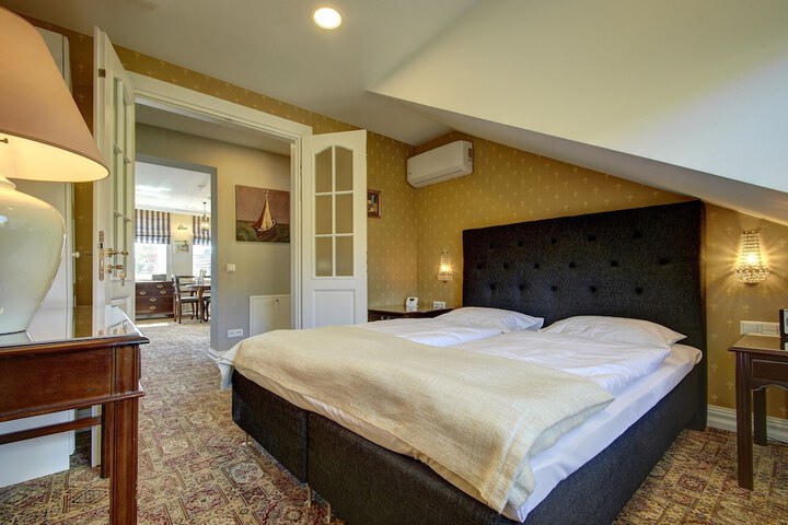 Room 8 of 30