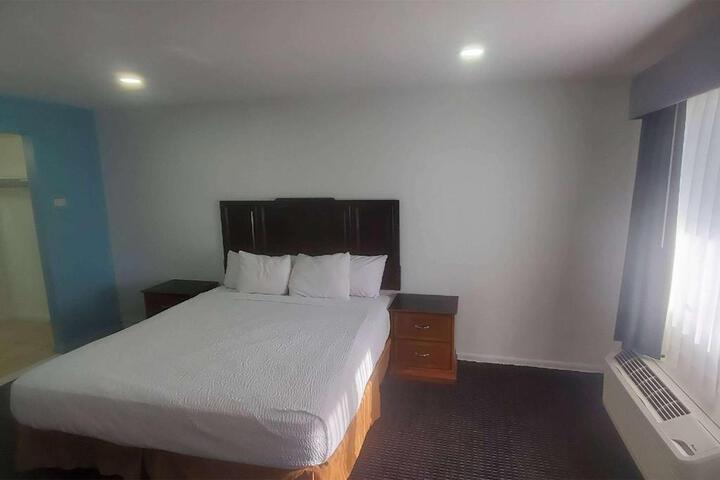 1 King Bed (8 of 9)
