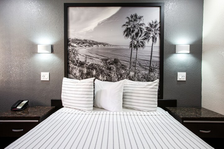 1 Queen Bed (6 of 19)