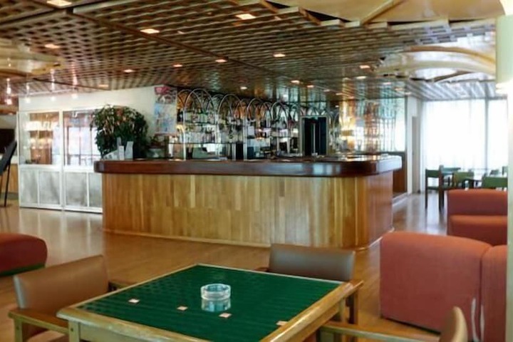 Lounge 11 of 14
