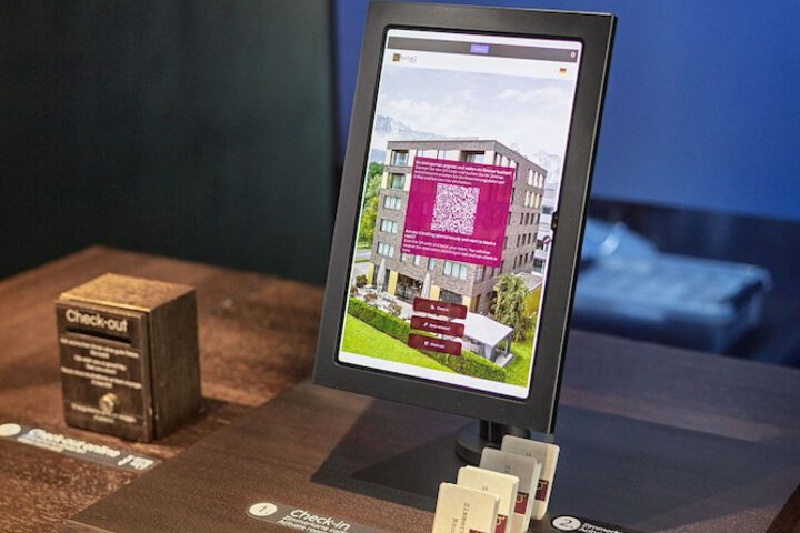 Check-in/check-out kiosk