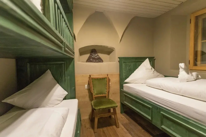 Room 4 of 19