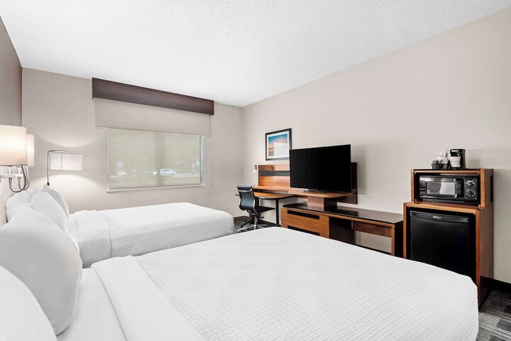2 Queen Beds Flat Screen Television Work Desk Microwave and Refrigerator, Coffee Maker Full Breakfast (6 of 6)