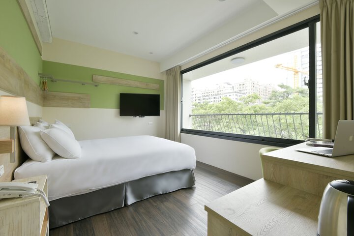 Room 42 of 77