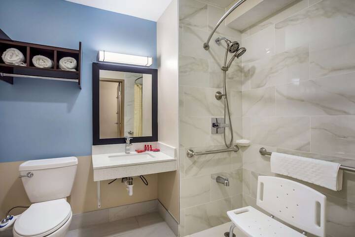 2 Queen Beds High Speed Internet Accessible Microwave and Refrigerator Flat Screen Telev (6 of 18)