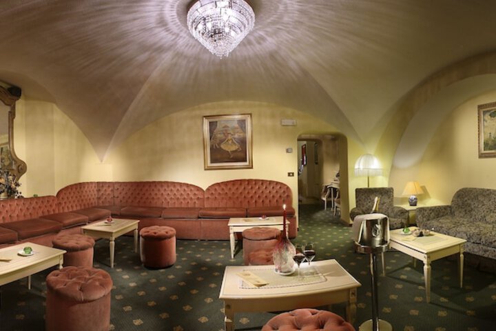 Lounge 22 of 27