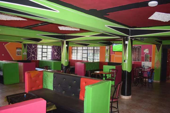 Lounge 8 of 11
