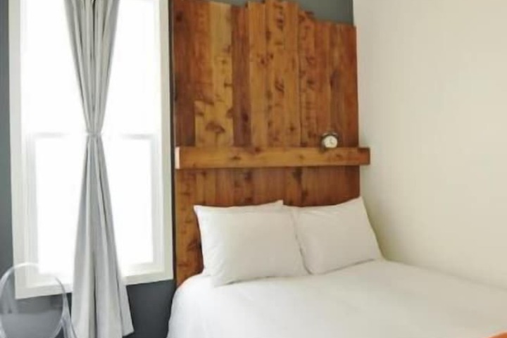 Room 25 of 84