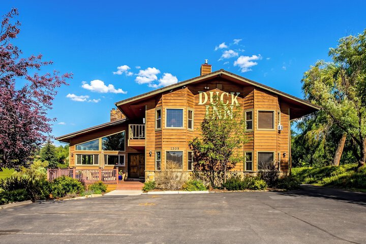 Exterior of Duck Inn Lodge