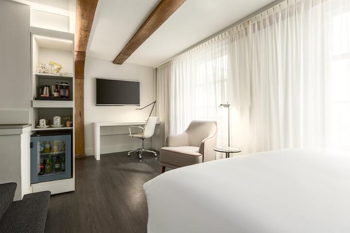 Room 33 of 90