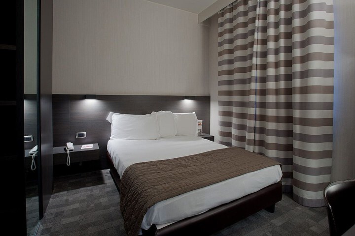 Room 7 of 32