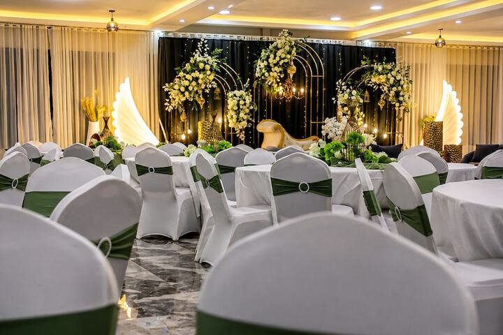 Ballroom/Hall 8 of 9