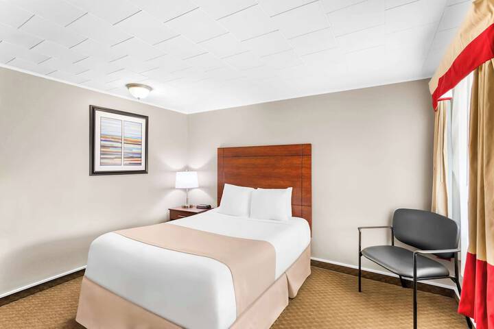 1 Queen Bed (16 of 16)