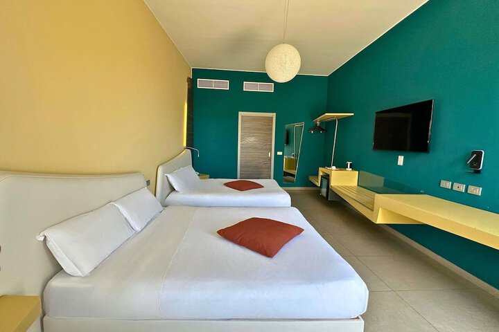 Room 19 of 153