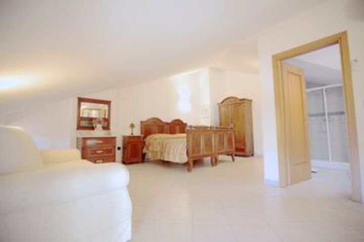 Room 6 of 17