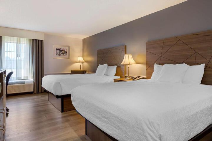 2 Queen Beds Microwave and Refrigerator WiFi Full Breakfast (8 of 11)