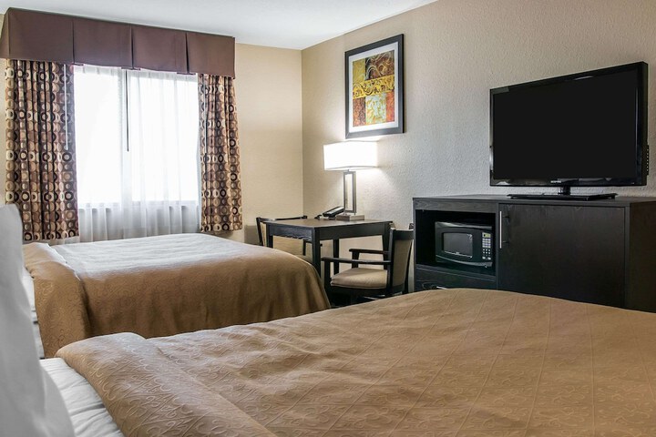 Queen Bed Accessible (10 of 11)