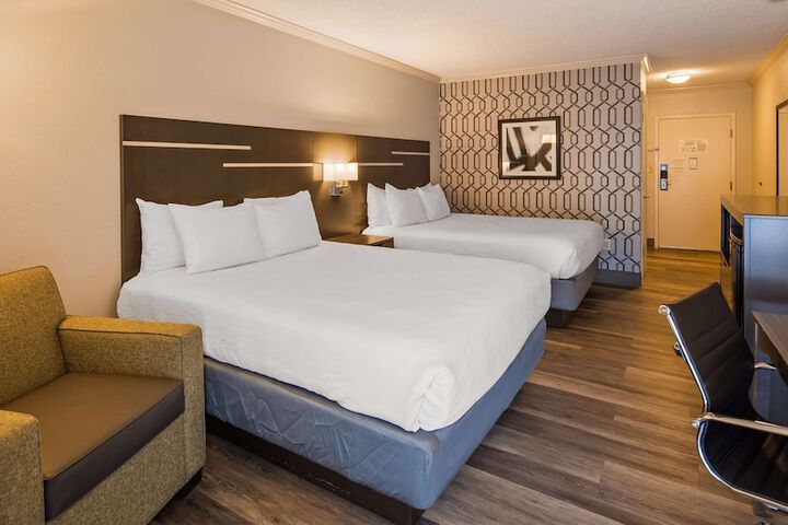 2 Queen Beds (10 of 13)