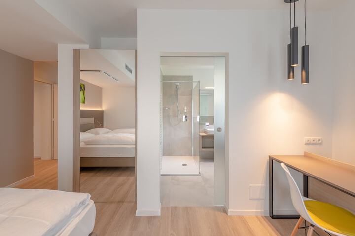 Room 32 of 172